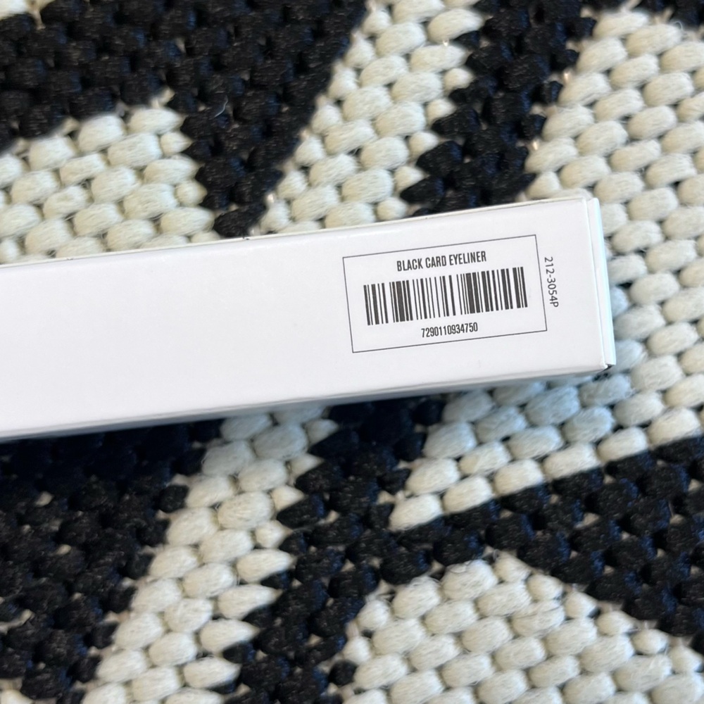 Il Makiage Black Card Liquid Ultra Black Waterproof Eyeliner - Picture 5 of 5